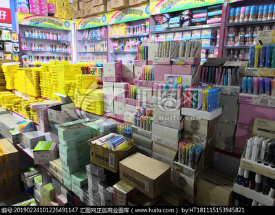 學生學習文化用品與家用電器 現代教育生活的雙重助力